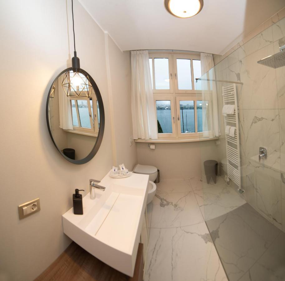 Little Marina Apartment Malgrate Exterior foto